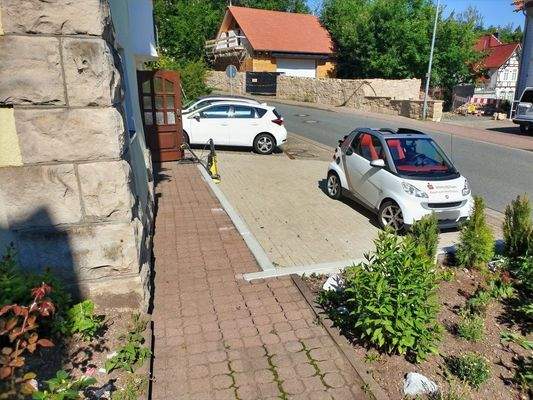 Straßenseite mit Pkw-Stellplätzen