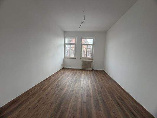 Leerer Raum mit Holzboden