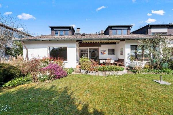 Blick vom Garten auf das Haus