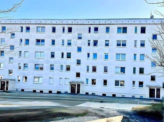 Rückansicht des Hauses mit Parkflächen