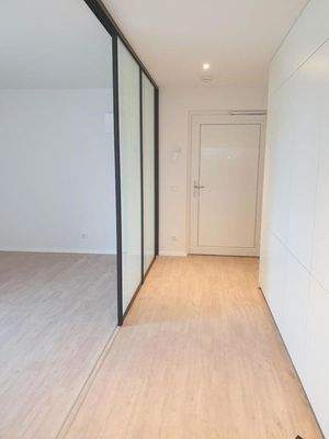 mit den Schiebetürelementen, zum Schlafzimmer ...