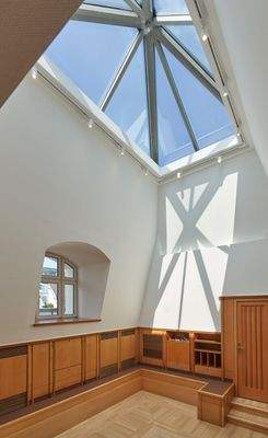 der Wohnsalon mit Lichtkuppel