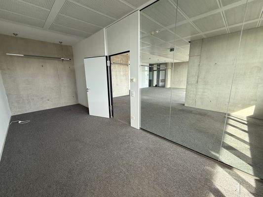 abgetrenntes Büro bei Eingang