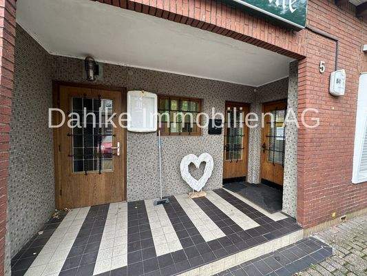 Eingang Wohn- und Geschäftshaus 