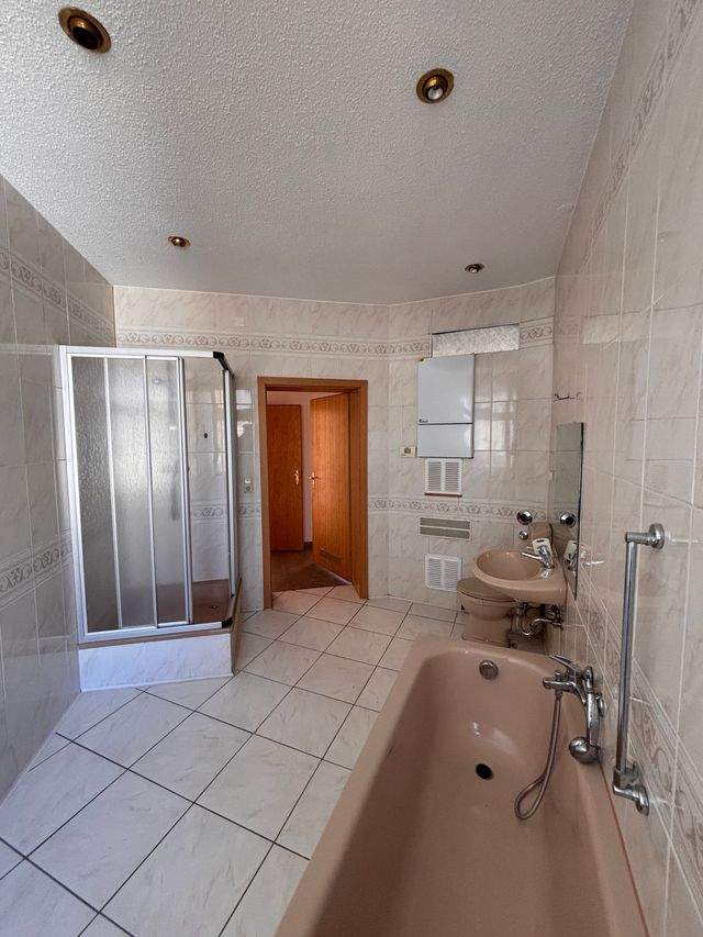 Einbauküche möglich! Großzügige 3-Raum-Wohnung mit 90 m² – viel Platz zum fairen Preis in Aue - Photo 2