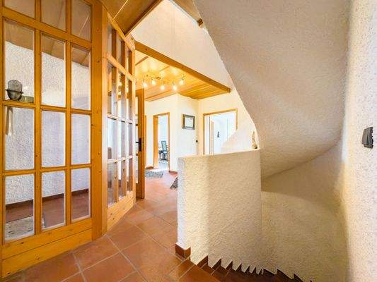 Erdgeschoss mit Zugang zu den Kellerräumen