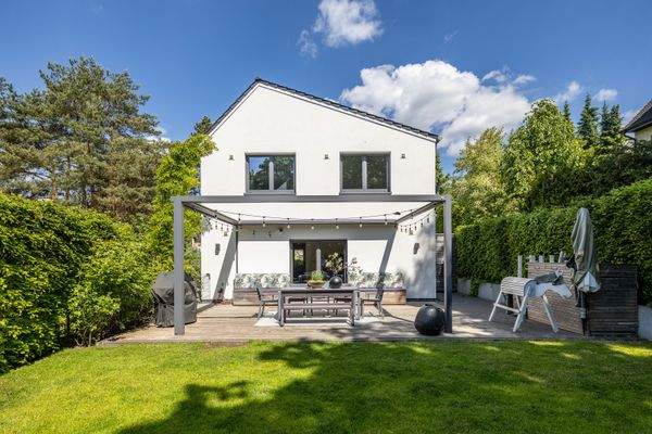 Gartenansicht mit Terrasse und Pergola