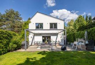 Gartenansicht mit Terrasse und Pergola