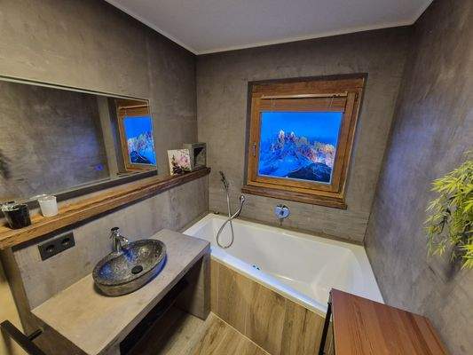 Bad mit Dusche und Badewanne