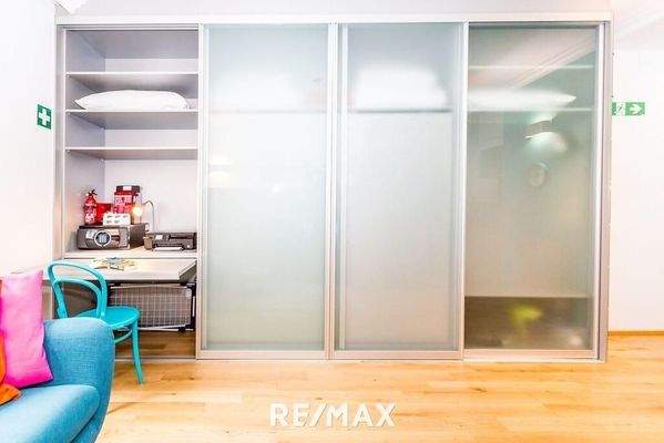 Schrank: integriertes Doppelbett und Schreibtisch