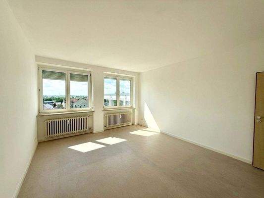 Panorama vom geräumigen und hellen Wohnzimmer