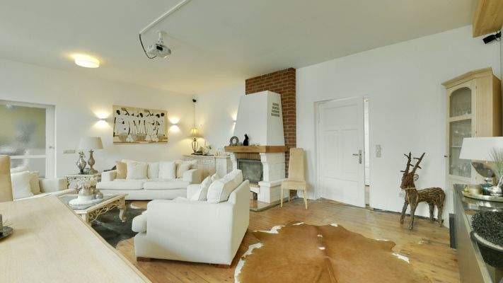 Das großzügige Wohnzimmer