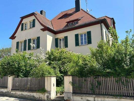 Ansicht Wesen mit Gartenmauer