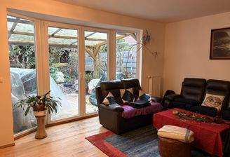 mit großer Fensterfront