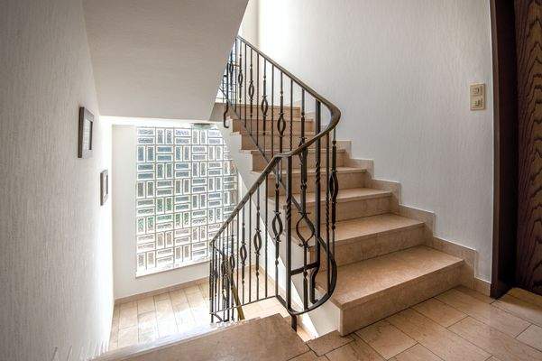 Treppenhaus mit hochwertigem Marmor