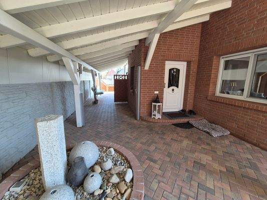 überdachte Sitzfläche
