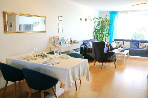 Essbereich und Wohnzimmer