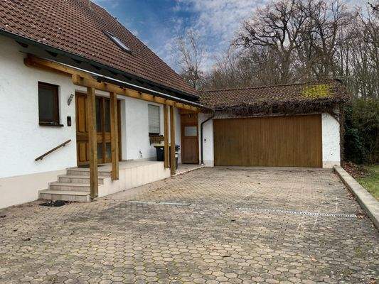 Einfahrt mit Doppelgarage