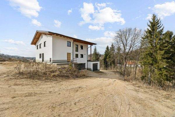 Außenbild mit Zufahrt