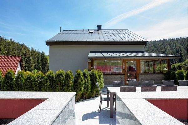 Rückansicht von der Terrasse aus