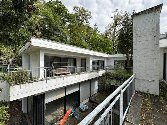 Hinteres Gebäudeteil mit Pool