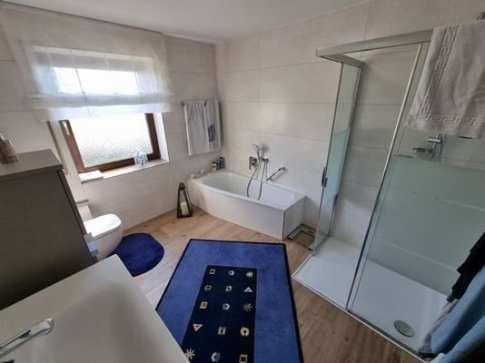 Bad m. Dusche und Wanne im EG