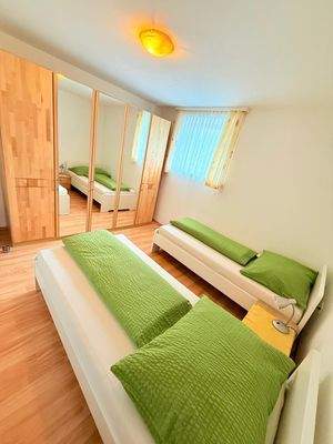 Schlafzimmer mit getrennten Betten