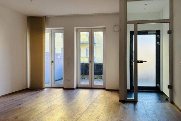 Wohnzimmer und Eingangsbereich