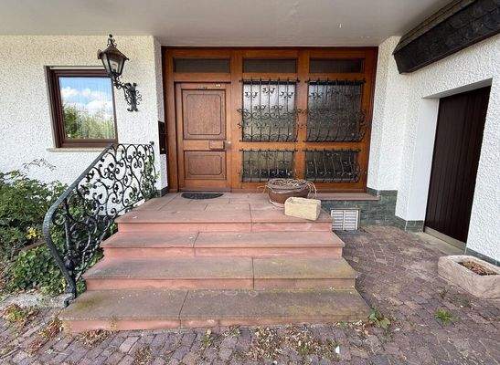 Hauseingang mit Tür zur Garage