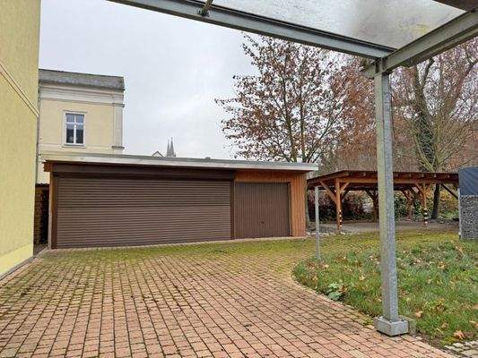 überdachter Eingangsbereich