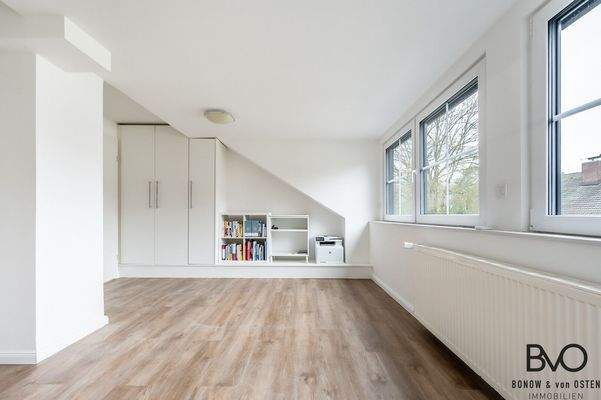 Großzügige Verglasung und maßgefertigte Einbauschränke