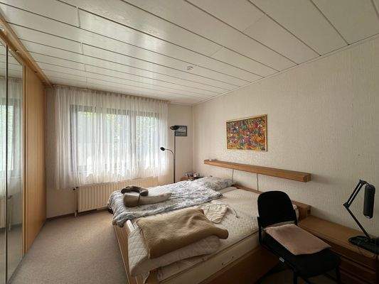 Helles Schlafzimmer mit Gartenblick