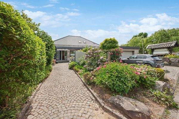 Hausansicht mit Doppelgarage