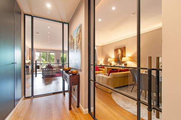 Stilvolle Industrietüren grenzen das Entreé ab