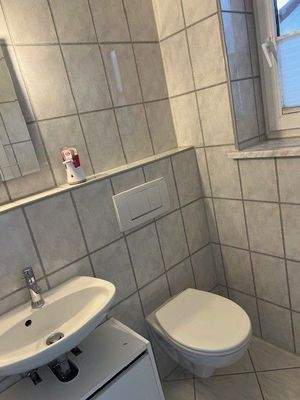 Gäste-WC mit Fenster