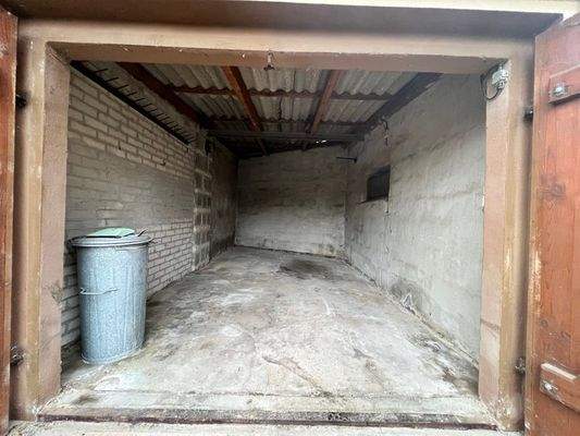 Eine von zwei Garagen