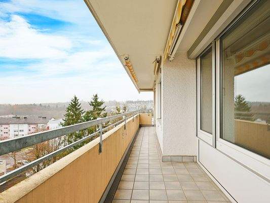 Großer, überdachter Balkon mit tollem Weitblick