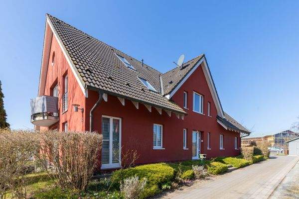 Außenansicht mit Blick auf den Eingangsbereich