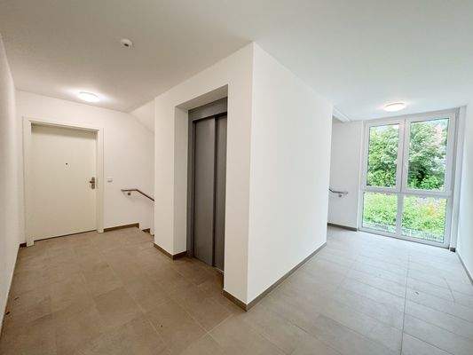 Treppenhaus mit Aufzug.jpg