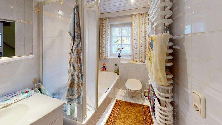 Tageslichtbad mit Wanne im EG