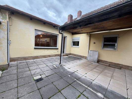 Terrasse mit Blick zum Wohnzimmer und Küche