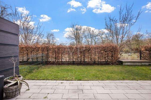 vom Wohnzimmer und Terrasse hinaus blickend