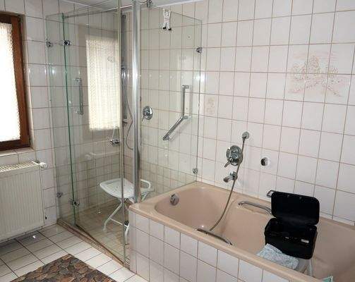 Bad mit Badewanne, Dusche und WC