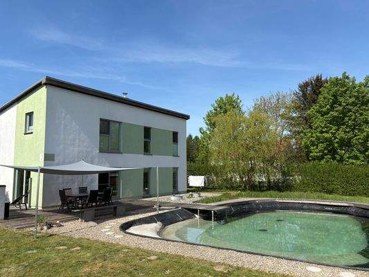 Außen mit Teich 2.JPG