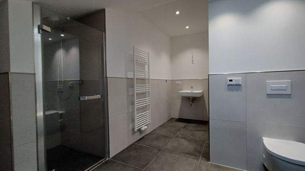 Bad mit Dusche und Wanne