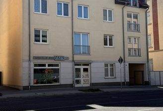 Straßenansicht mit Durchfahrt z. d. Stellplätzen