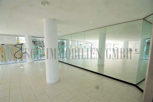 Wand-Spiegelelemente in der Ausstellungsfläche