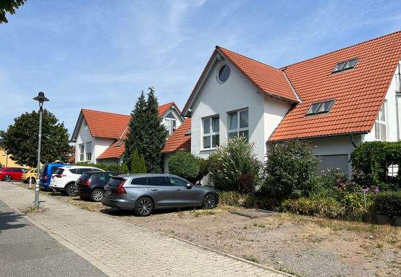 Außenansicht mit Stellplätzen