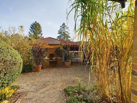 Große Terrasse mit Einbaugrill