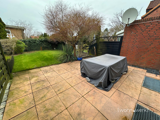 Terrasse mit Blick in den pflegeleichten Garten